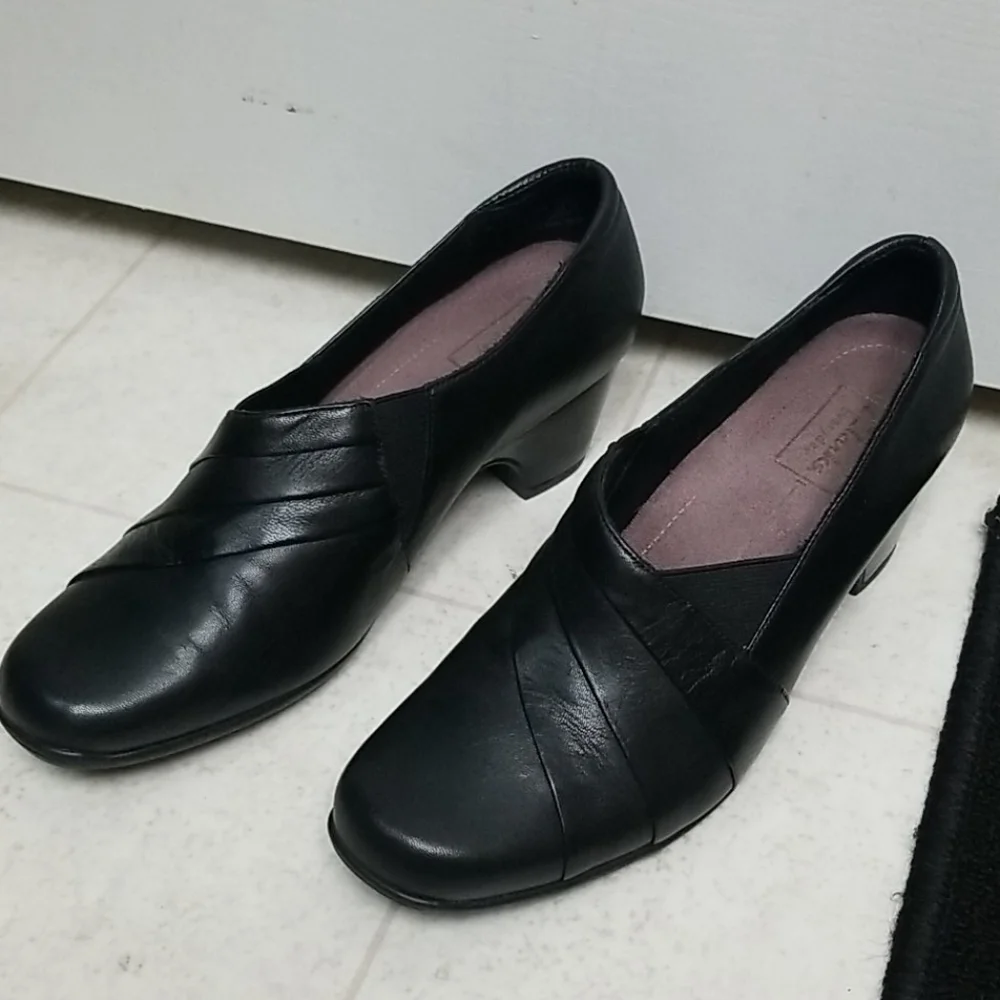 CLARKS Everyday leather slip on shoes kitten heel